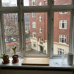 400 M From Metro Modern Cozy Apartment